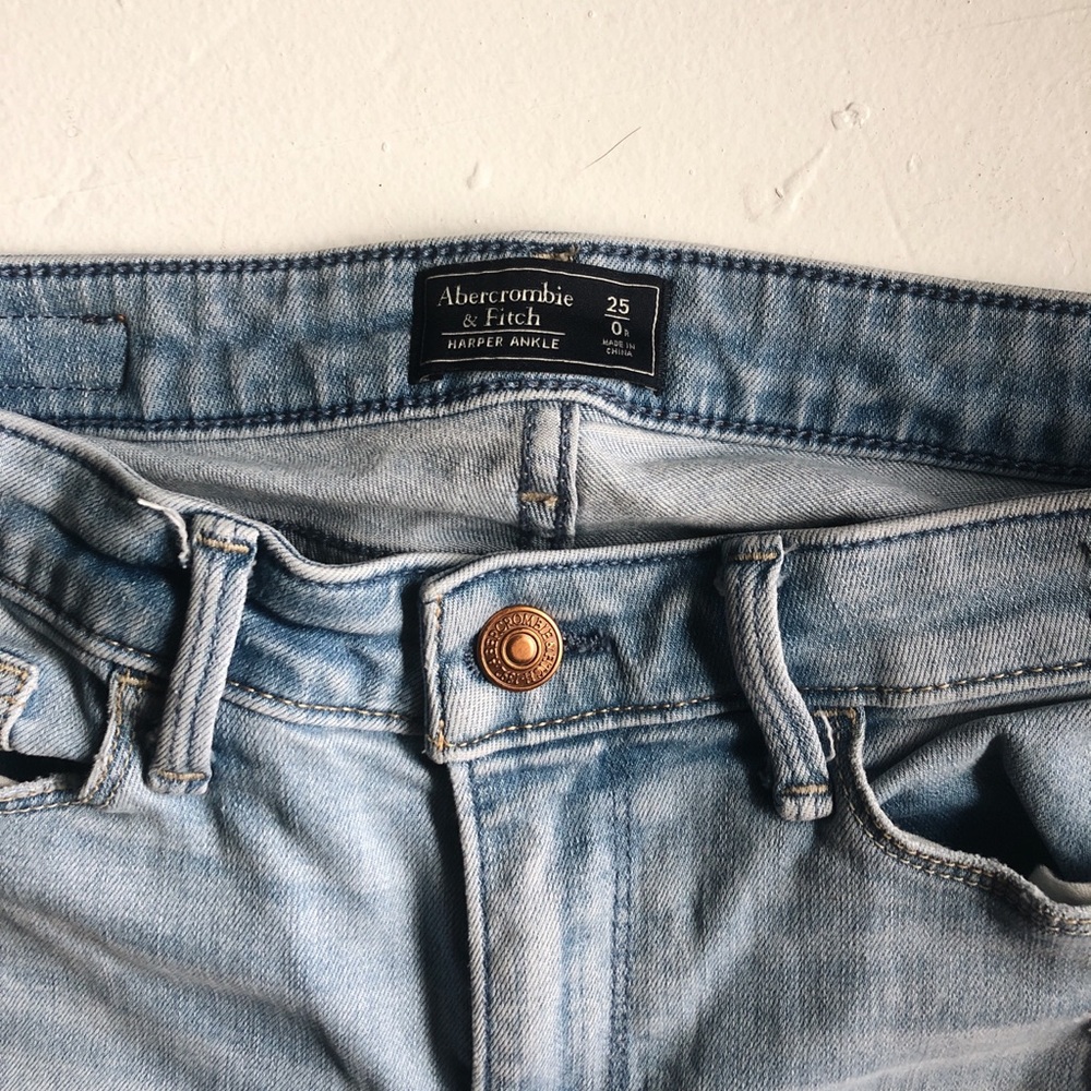 ABERCROMBIE AND FITCH JEANS! women’s size 25
